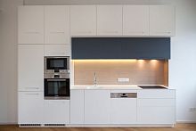 Contemporary kitchen ELEGANT AND TIMELESSoakwith integrated handlewhite