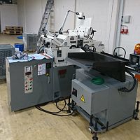Centerless grinding machine feeder belt