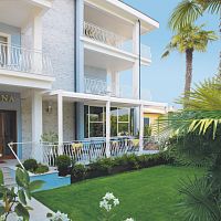 Wall-mounted pergola FUTURAaluminumwith mobile slats
