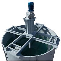 Milk dissolver with agitator