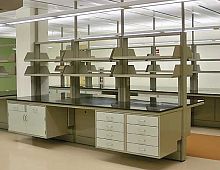 Laboratory workstation ALPHAmodularwith partition