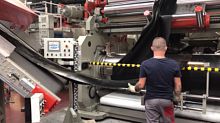 Twin-screw batch blender with belt feederautomatic
