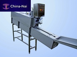 Fish gutting machine