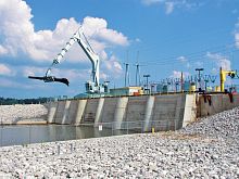 Screen with trash rake for wastewater treatment