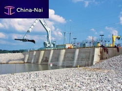 Screen with trash rake for wastewater treatment