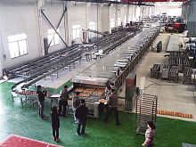 Fully-automatic cake production line for the food industry