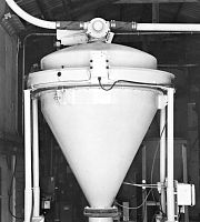 Scale with separate indicator hopper