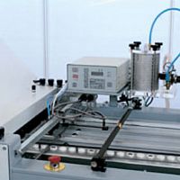 Automatic gluing device for the packaging industry