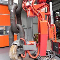 Manipulator for the aeronautical industry pneumaticwith gripping toolhandling