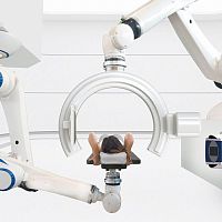 Proton therapy linear accelerator with robotized positioning table ERHA