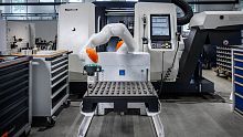 Workpiece loading system MAIROFlex iisywith 6-axis articulated robotautomated
