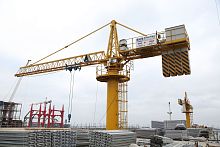 Pillar jib crane for construction equipment