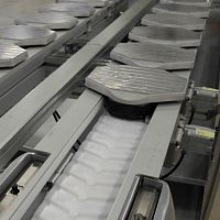 Pallet conveyor system transporthandlingworkpiece