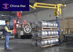 Foundry manipulator pneumaticwith gripping toolhandling