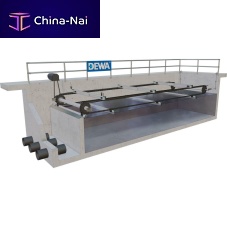 Chain scraper sludgescumoil-resistant