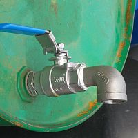 Stainless steel faucet for drums